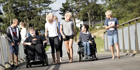 En familie på en strandbro